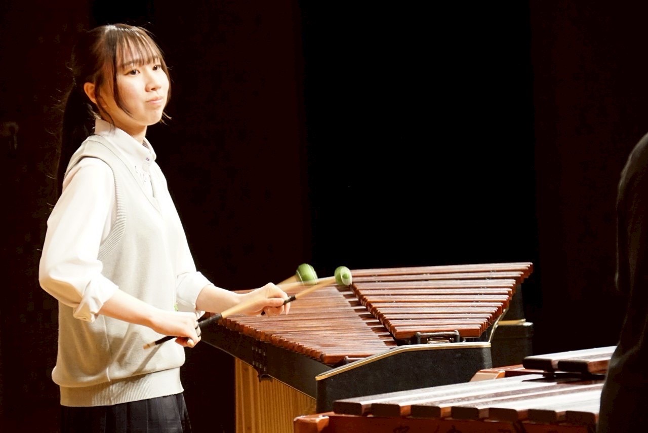 ステージでマリンバを演奏する生徒