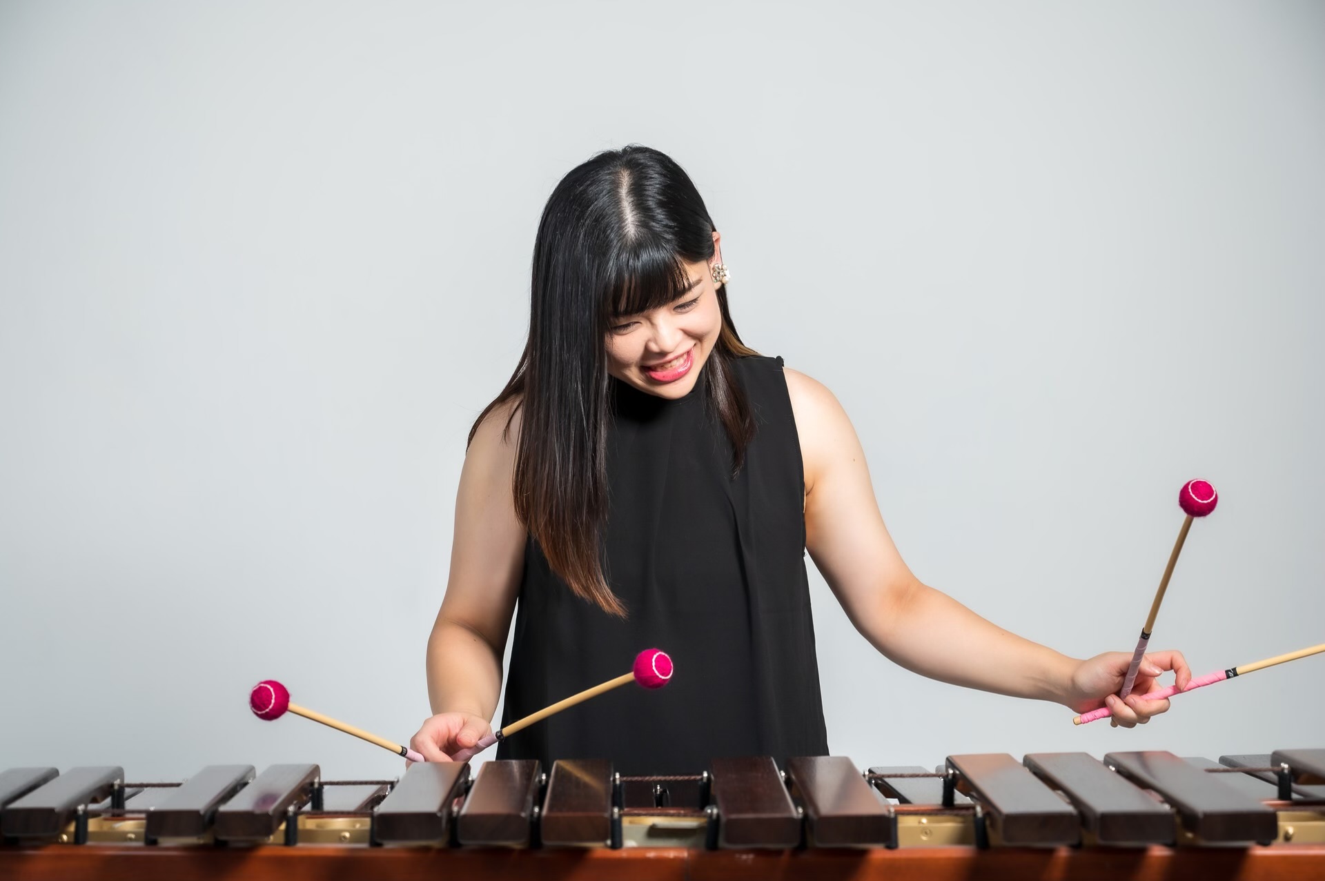 マリンバを演奏する櫻井汐里